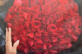 女儿订婚收到99朵玫瑰，父亲制成干花永久保存