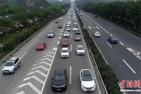 商务部：优化汽车限购政策 加快取消皮卡进城限制图片