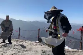 两名大爷“华山论剑”：退休有时间了圆武侠梦视频封面