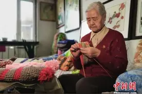 91岁的“毛线奶奶”是个“暖奶奶”图片