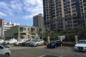 海口一办事机构内部车位空着不让外车进？回应来了图片