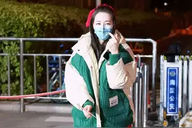 迪丽热巴参加春晚路透图曝光，颜值抗打红色蝴蝶结抢眼图片