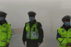 浓雾锁川南，高速交警巡逻喊话提醒车辆注意安全图片