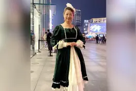 杭州奶奶穿JK制服逛街买菜：女人无论何时都有追逐美的权利视频封面