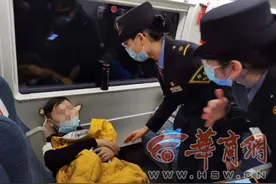 检票时发现商务座乘客一直坐二等座 列车员暖心解决乘客难题图片