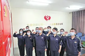 蹲下身子擦便池、跪在地板上抠石灰……大庆有这样一个集体图片
