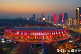 壹粉过大年｜今夜济南奥体霓虹灯璀璨，年味十足图片