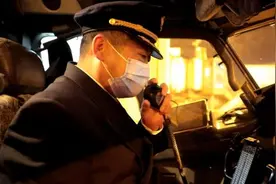 60岁机长退休前最后一飞，对讲机传来儿子祝福视频封面