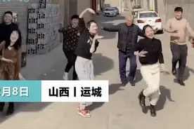 舞蹈老师回乡过年拉78岁爷爷跳舞，画面温馨有爱，爷爷凭实力抢占C位图片
