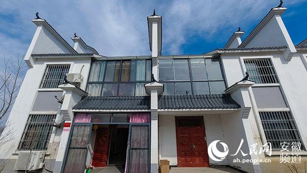 白墙黛瓦迎春光 马头墙下笑语响