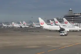 疫情冲击日本航空业 日航派空姐去神社做巫女促双赢图片
