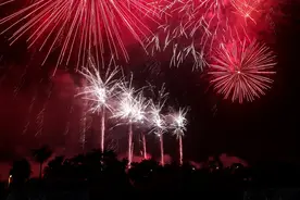 海峡割不断手足情！厦门金门大年初一同放焰火图片