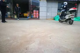 老板喜提新车员工放鞭炮祝贺！结果：车被炸了、人被抓了图片