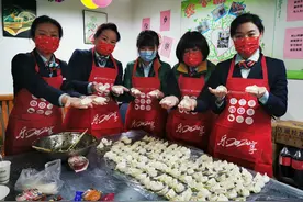 春节快递不打烊，快递小哥集体吃饺子过年图片