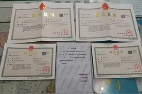 吃饭开心过头 乘客回家路上丢失公司20多份重要文件图片