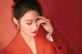 林鹏一身开年红首登央视春晚 眉眼透露飒气气质卓越图片