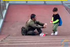 萌娃向乞讨老人拱手问新年好，老人为萌娃包红包：这孩咋那么好视频封面