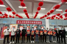 新春走基层｜“6+2”重点电子企业留岗率超70% 除夕夜 坚守岗位的他们在公司吃了团圆饭图片