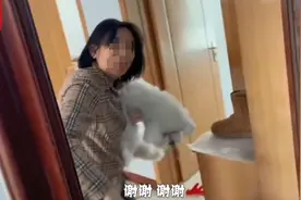 男子假扮外卖小哥悄悄回家，老妈开门第一句话：去村委会报备了吗？图片