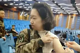 去年除夕VS今年除夕，还记得这些面孔吗？图片