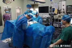 情报站｜大年三十的最美跪姿，手术室里的他们依然忙碌坚守图片