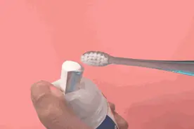 25岁小伙膝关节里竟挤出“牙膏”…图片