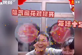 男生和室友在宿舍拍年味全家福，喜庆对联迎门贴，网友：五福临门图片