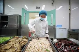 连续两个春节没和家人团圆、8个多月没回家……除夕夜那些守护上海的人们图片