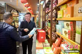 台胞在大陆就地过年：“两岸过年没两样”图片