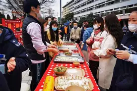 上海最大的苹果手机代工厂2万多员工留沪过年，一场活动让他们忘了身在异乡图片