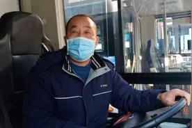 坚守者丨52岁公交司机请缨守岗，疫情时曾担负应急交通保障视频封面