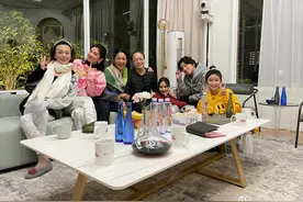 王子文晒与好友合照 众人围坐充满节日气氛图片
