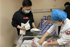 牛年0：33分，这对结婚快8年的夫妻，迎来了他们期盼已久的“小牛宝宝”！恭喜图片