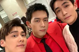 后台合影超养眼！李易峰晒与朱一龙、李现同框照，三大男神齐聚春晚图片