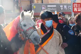 大年初一：丁真“马上”送祝福图片