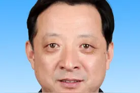 新疆生产建设兵团第八师石河子市党委书记、八师政委、市人大常委会主任董沂峰向人民网网友拜年图片