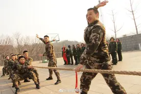 厉害！军营拔河女兵胜男兵图片