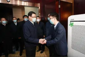 更加注重科学精准用心用情尽职尽责！大年初一，应勇检查督导疫情防控平安稳定工作图片