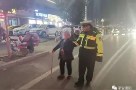 春节我在岗| 迷路老人送回家，执勤交警被人夸！图片