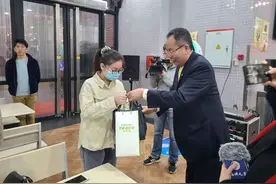 特写丨在大陆过年的台胞：第一次看春晚，肚子都笑疼了图片