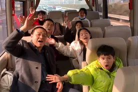 回家啦！登上央视春晚舞台的湖南小学生机场再唱《听我说谢谢你》图片