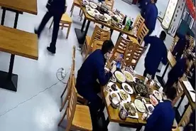 除夕年夜饭，消防员吃到一半出警了视频封面