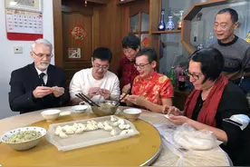 高挂红灯笼，穿旗袍炸春卷，洋居民在上海过地道年图片
