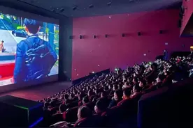 临时买票都买不到！昨天杭州影院几乎全天满场，8点半开门，凌晨2点才打烊！影院有个提醒图片