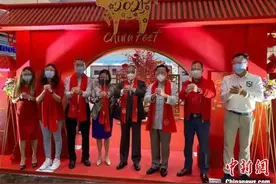 中国驻菲律宾大使与菲外长夫妇共同出席春节义卖活动图片