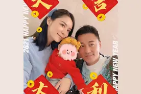 新手妈妈张馨月晒全家福 和女儿贴脸合影露幸福肥图片