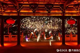 1500 ℃钢水秒变“流星”，台儿庄“火龙钢花”美翻了图片