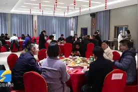 除夕夜，临沂市委副书记、市长孟庆斌与外地务工人员一起过年图片