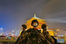 除夕夜 武警官兵为祖国站岗守岁图片