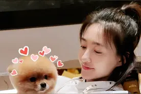 王丽坤抱汪星人晒照 许愿：相互陪伴一起走图片